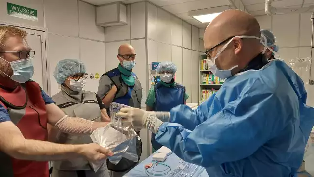 Starachowicki szpital przoduje w naszym regionie w wykonywaniu tych zabiegów. Przeprowadzono skomplikowaną operację na pacjentce z miażdżycą. Więcej w galerii.