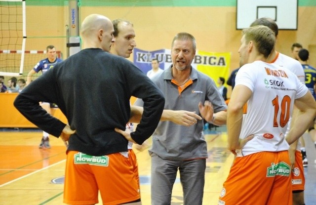 Trener Krispolu, Marek Jankowiak, przekazuje wskazówki swoim podopiecznym