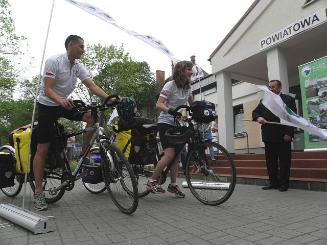 Cecylię i Piotra wystartował starosta Tadeusz Majewski. Starostwo przekazało podróżnikom kamerę. W zamian rowerzyści promować mają powiat inowrocławski na trasie z Polski na Filipiny.