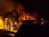Groźny pożar w Barlinku. Wybuchł o 2.00 w nocy, dogaszanie ciągle trwa (wideo)