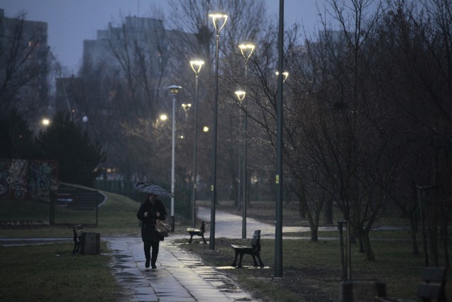 Ledowe lampy są nie tylko jaśniejsze, ale też dużo tańsze w eksploatacji. Takich latarni urząd miasta chce stawiać więcej w najbliższych latach. 