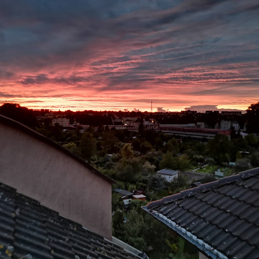 Piękny zachód Słońca nad Słupskiem. Niebo zapłonęło na...