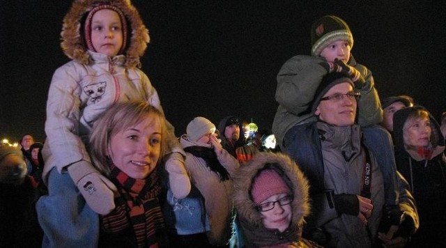 Na miejskim Sylwestrze pojawiło się kilka tysięcy gorzowian. Z uśmiechem bawiła się tu rodzina Forjaszów: rodzice Justyna i Marcin z dziećmi Alą, Bartkiem i Olą.