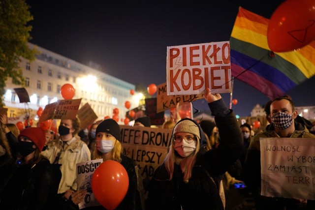 Po niedzielnych protestach w centrach miast i przed kościołami na poniedziałek, 26 października Ogólnopolski Strajk Kobiet zapowiada blokady ruchu na ulicach polskich miast. Dotyczy to także Poznania. Cała akcja ma się rozpocząć o godz. 16. Zobacz jej szczegóły i gdzie mają się pojawić utrudnienia w ruchu --->