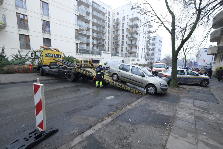 Pomoc drogowa wywozi samochody z ul. Chłapowskiego