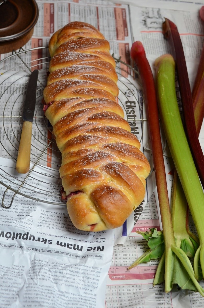 Drożdżowy strudel z truskawkami i rabarbarem.