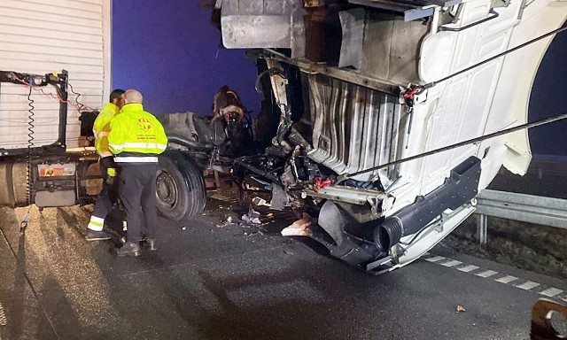 Wypadek na autostradzie A1 w miejscowości Starcza. Zderzyły się dwa samochody ciężarowe.