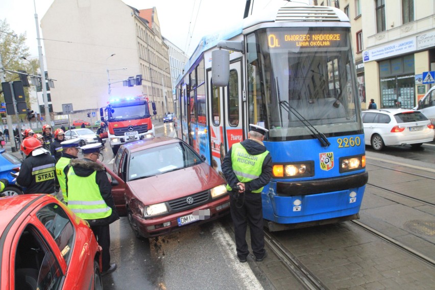 Wypadek tramwaju i dwóch aut na Piłsudskiego