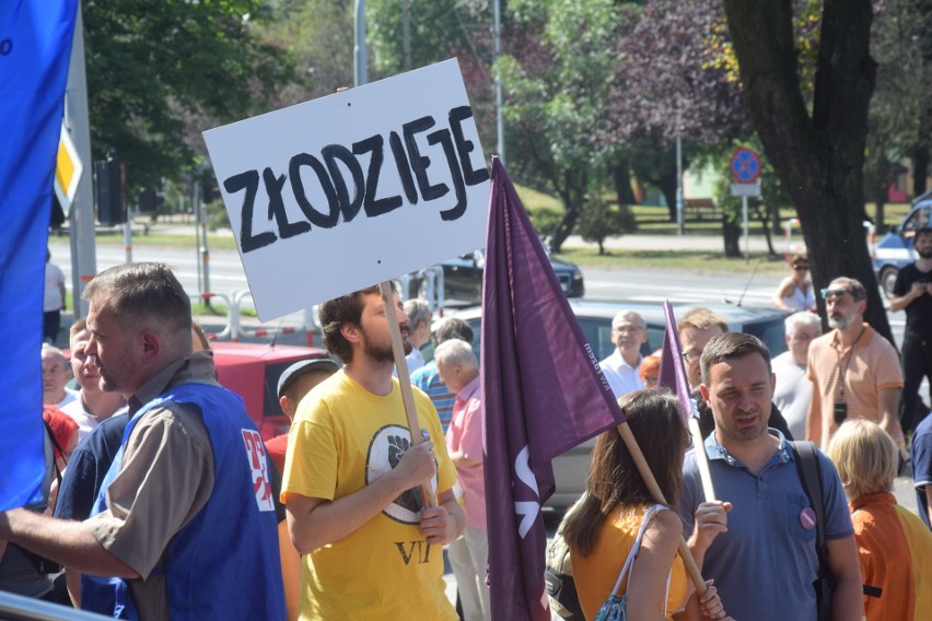 Protest pracowników Huty Szkła w Zawierciu ZDJĘCIA