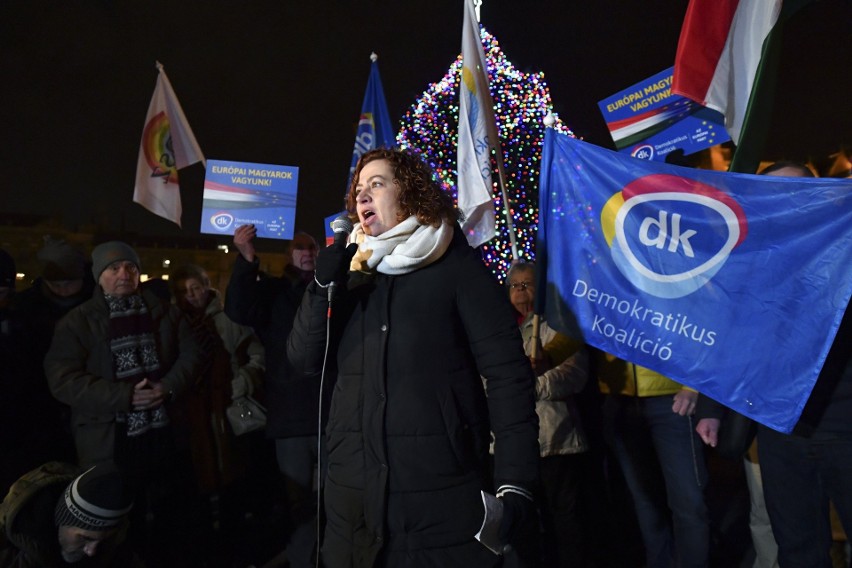 Węgry: "Ustawa niewolnicza" przelała czarę goryczy, protesty w Budapeszcie [ZDJĘCIA] Politycy opozycji usunięci siłą z budynku telewizji