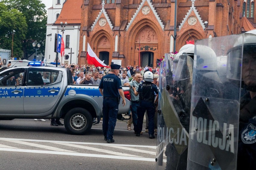 Radny Henryk Dębowski przed sądem za blokowanie marszu równości w 2019 roku. "Te postępowanie ma charakter polityczny" (zdjęcia)