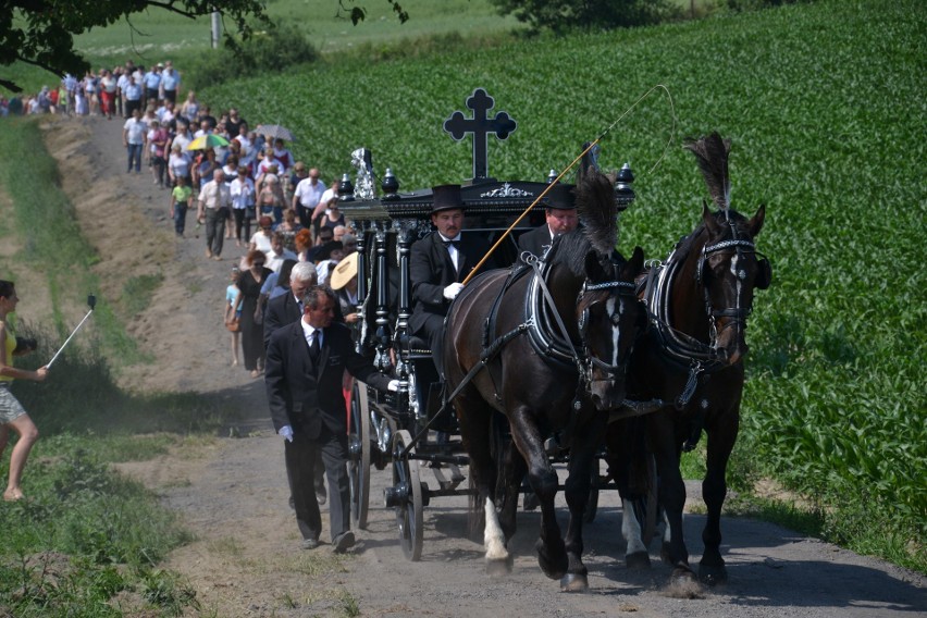 Pogrzeb Bordynowskiej Pani - setki mieszkańców Syryni i Grabówki w ostatniej drodze baronowej ZDJĘCIA