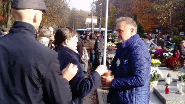 W Gdyni kwestują dziś na Cmentarzu Witomińskim na rzecz Hospicjum Świętego Wawrzyńca.