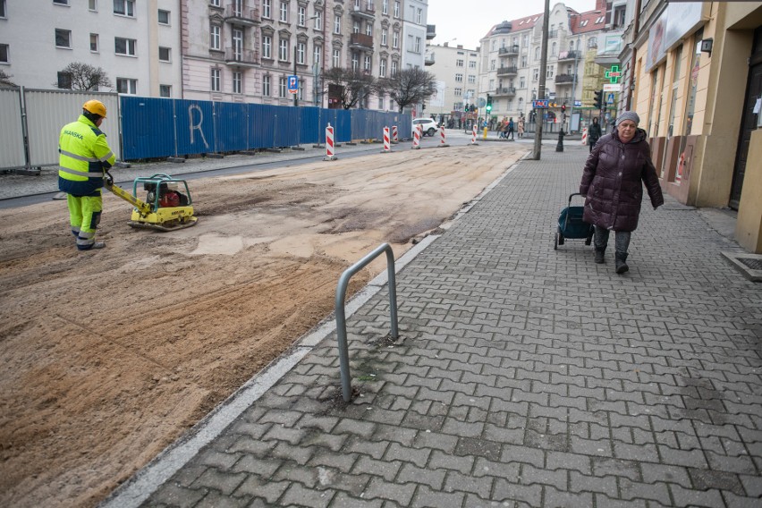 Poznań: Rozpoczęło się przesadzanie drzew i krzewów na Łazarzu. 12 drzew trafi do parku Kasprowicza, ale po przebudowie przybędzie ich 50