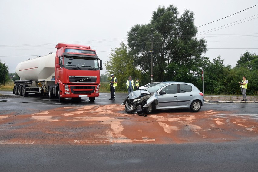 Wypadek w Łasku. Zderzenie samochodu ciężarowego z osobowym
