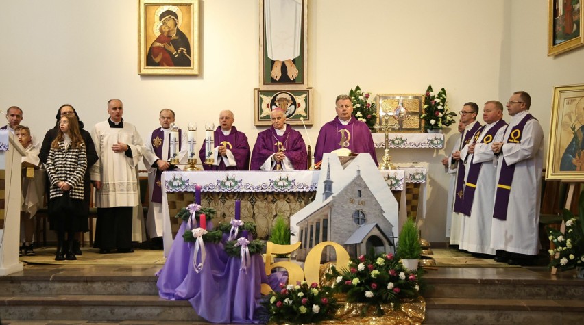 Kościół w Łosieniu ma 50 lat. Sumie Jubileuszowej przewodniczył biskup Marian Florczyk. Piękna uroczystość, wielu wiernych. Zobacz zdjęcia  