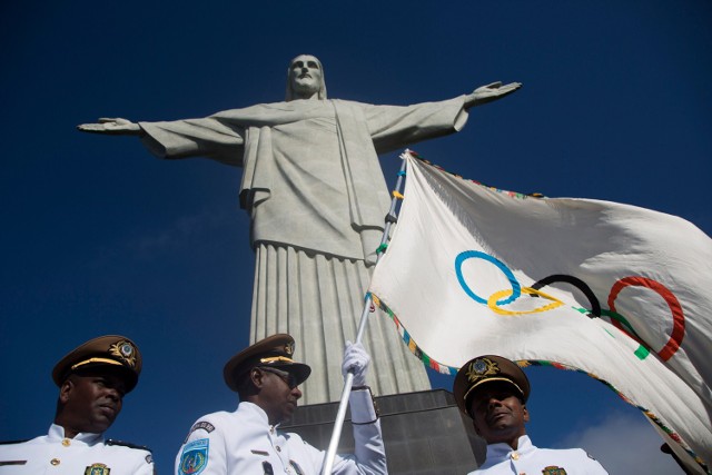 W 2016 roku Rio de Janeiro będzie gościło Letnie Igrzyska Olimpijskie. Odbędą się one w dniach 5-21 sierpnia. Ceny najtańszych biletów różnych linii lotniczych do Rio w obie strony z Europy na ten okres to nawet od 7 tys. zł. Najtańsze, które znaleźliśmy to loty linii KLM zza zachodniej granicy (np. Berlin, ale do wyboru też inne miasta Niemiec czy np. Holandii). Do czerwca kosztują ponad 500 euro w obie strony, ale w lipcu i sierpniu już ponad 700 euro czyli od około 3 tys. zł w obie strony. Dla porównania teraz można trafić na okazję za nieco ponad 1500 zł (liniami Royal Air Maroc). To cena za loty w marcu w obie strony z Mediolanu lub Rzymu (gdzie dostaniemy się tanimi liniami) do Rio de Janeiro. To opcja dla tych, którzy chcą zobaczyć Rio, ale niekoniecznie podczas igrzysk.