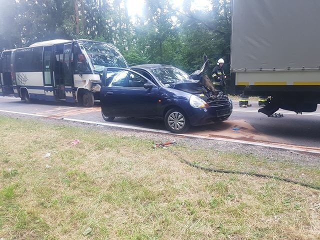 Czarna Białostocka. Wypadek na DK 19 przy wjeździe do miasta. Zderzyły się trzy auta w tym bus Voyager. Są poszkodowani [ZDJĘCIA]