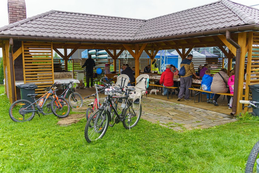 Rajd rowerowy Małopolska Tour. Pomimo deszczowej pogody kilkaset osób wystartowało ze starosądeckich błoni [ZDJĘCIA]