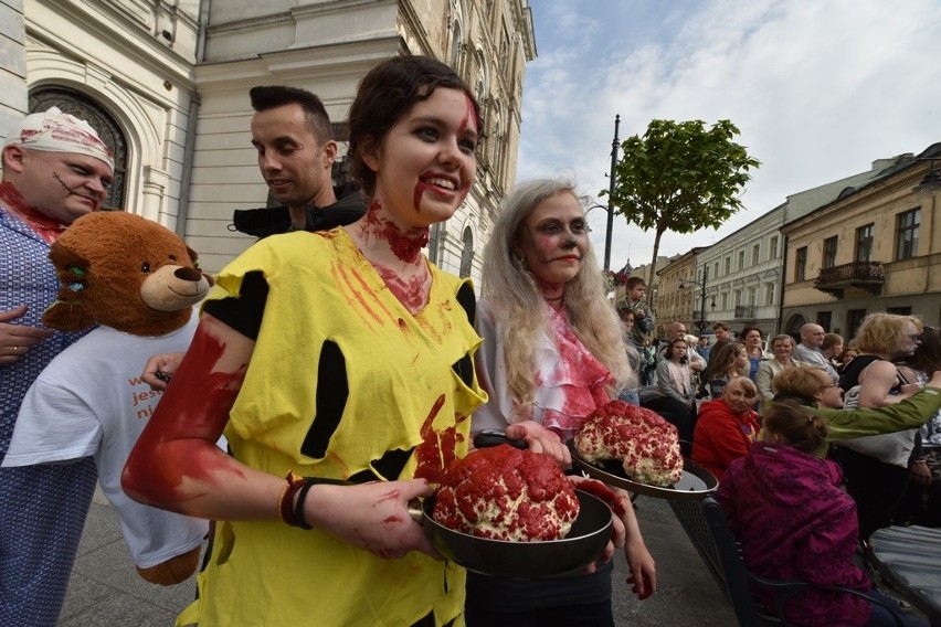 Zombie Walk 2015 na Piotrkowskiej. Żywe trupy opanowały Łódź [ZDJĘCIA, FILM]