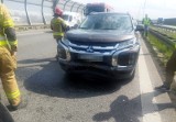 Dwa samochody osobowe zderzyły się z busem na Autostradowej Obwodnicy Wrocławia (A8) [ZDJĘCIA]