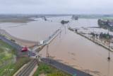 Powódź w Wyszkowie Śląskim pod Nysą. Żeby ratować wioskę, została przekopana droga powiatowa 