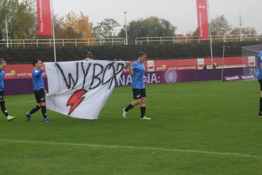 Z takim transparentem piłkarki Medyka Konin wyszły na boisko...