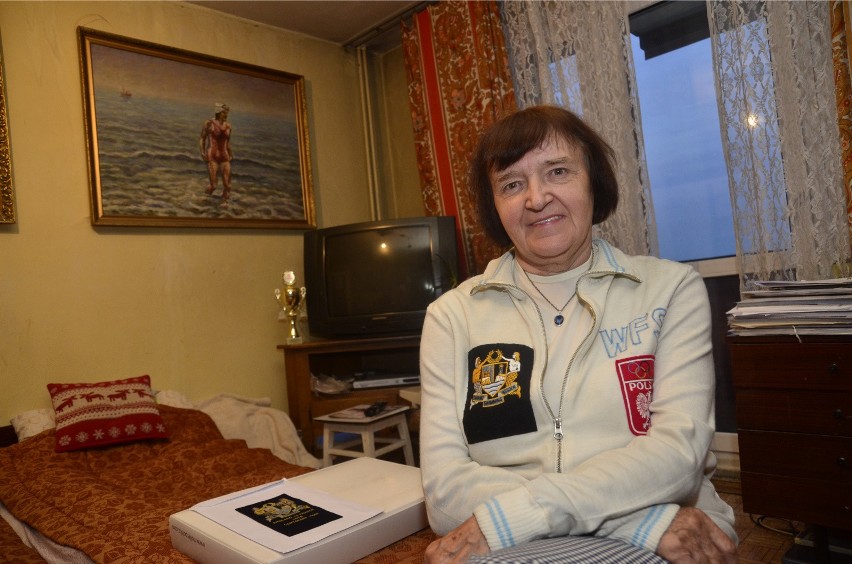 74-letnia Teresa Zarzeczańska-Różańska, a w tle miasto,...