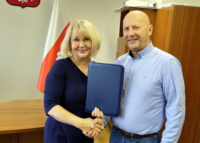 Burmistrz Katarzyna Kondziołka podpisała już umowę na rozbudowę i przebudowę budynku ośrodka zdrowia z Andrzejem Bednarskim