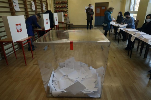 Wybory parlamentarne odbędą się 15 października. Wybory do Sejmu odbywają się w Kujawsko-Pomorskiem w dwóch okręgach.