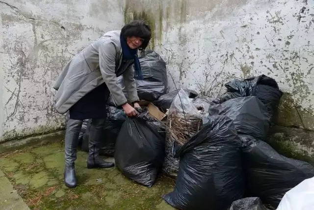 W siedzibie Biura Obsługi Mieszkańców nr 6 przy ulicy Brzask nadal nie ma kontenerów. Śmieci składowane są w altance. Śmietnik wspólnoty mieszkaniowej z ulicy Grochowskiej 49 wypełniony jest po dach, a worki z odpadami mieszkańcy rzucają obok niego. W innych tzw. zasiekach śmietnikowych jest nieco lepiej, choć odpady wylewają się już z pojemników