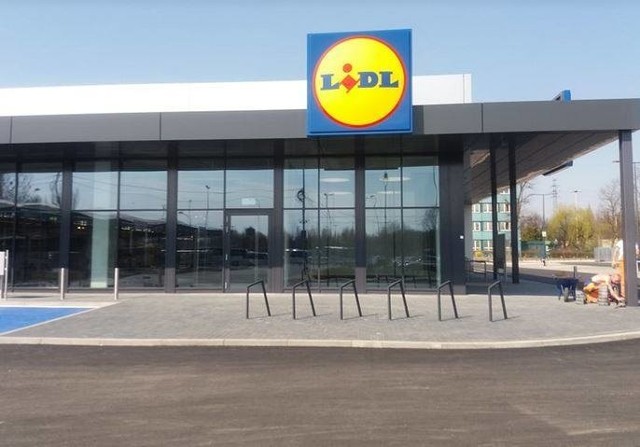 Na najbliższy czwartek (9 maja) zaplanowano otwarcie 18. sklepu sieci Lidl w Łodzi. Dyskont przy ul. Karolewskiej 53 ma przyjąć pierwszych klientów o godz. 7. Co będzie w promocji?Zobacz specjalne promocje na jutrzejsze otwarcie na kolejnych slajdach