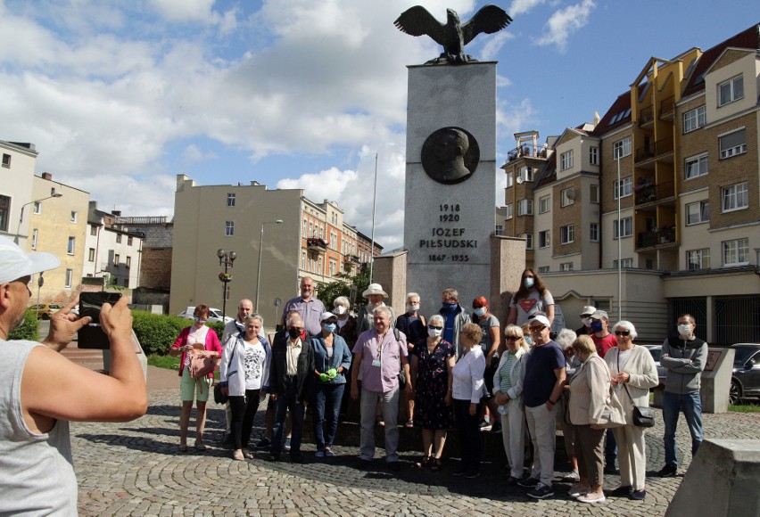 „Historia z pomników i płyt pamiątkowych”  - tak brzmiał...