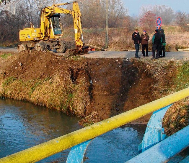 Koparka w sąsiedztwie mostu nad ulicą Brodzińskiego