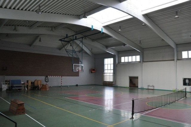 Do 1 września gmina chce wyremontować nieczynną od lat z powodu wady konstrukcji dachu halę sportową przy gimnazjum w Byczynie. Koszt - 850 tys. zł. 