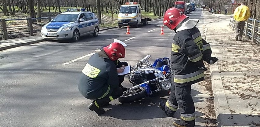Motocyklista czołowo zderzył się z samochodem osobowym