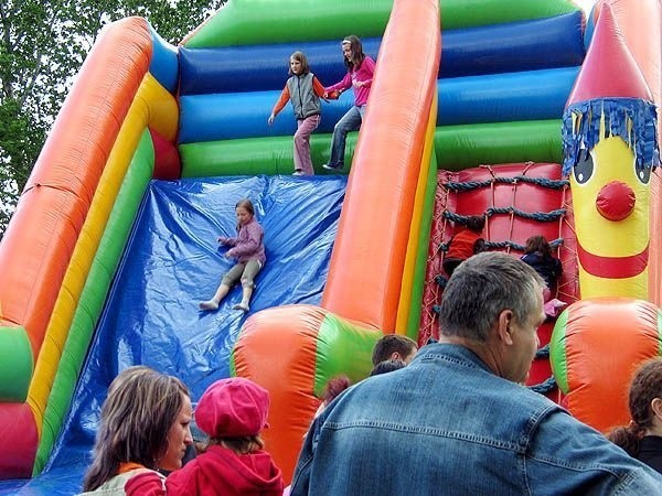 Dmuchana zjeżdżalnia była oblegana przez cały czas. Dzieciom...