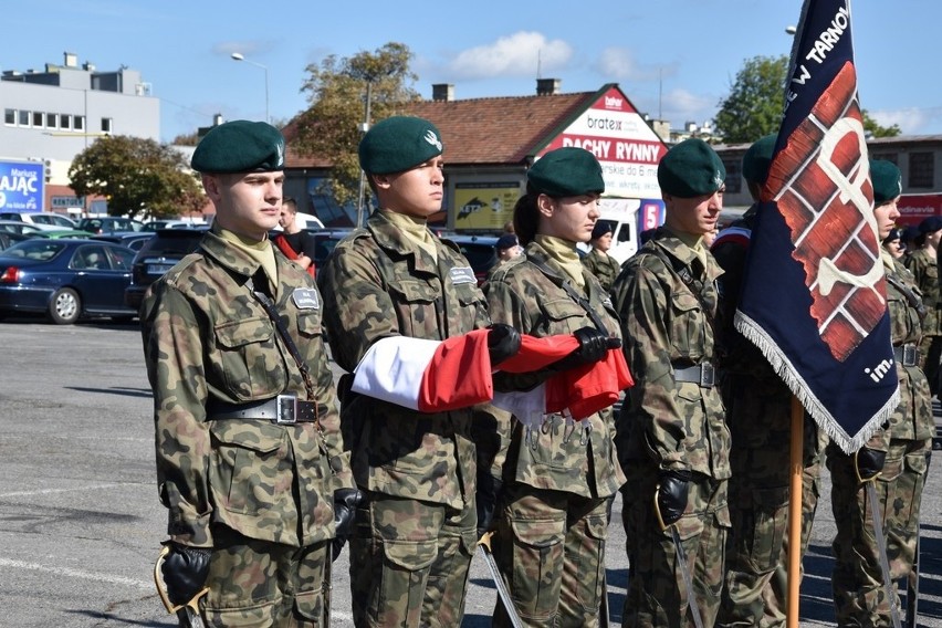 Tarnów. Wyjątkowe ślubowanie uczniów klas mundurowych z XVI LO [ZDJĘCIA]