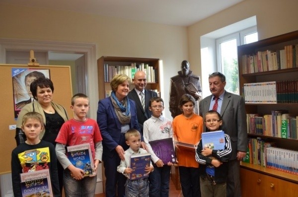 Najlepsi czytelnicy odebrali nagrody z rąk burmistrza Zwolenia Bogusławy Jaworskiej i jej zastępcy Włodzimierza Kabusa.