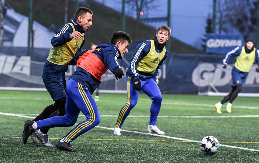 Piłkarze Arki Gdynia zmuszeni są obecnie do treningów niemal...