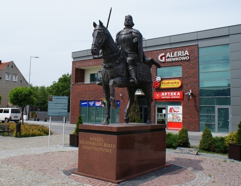Pomnik księcia Władysława Białego na gniewkowskim Rynku