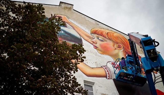 Autorką tego najsłynniejszego muralu w Białymstoku jest Natalia Rak. Jej dzieło było już wielokrotnie wyróżniane.