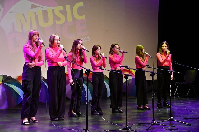 Podczas Konkursu Muzyczno-Tanecznego „Music-Dance” występowali młodzi wokaliści i muzycy. Śpiewali i grali solo lub w grupach.