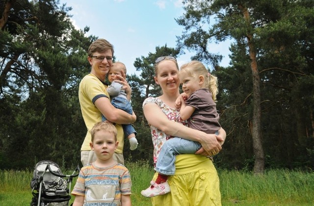Sylwia i Filip Jaworscy przedstawiają swoją rodzinę - Hanię, Danielka i Kubusia. Cała piątka bierze azymut na Iran