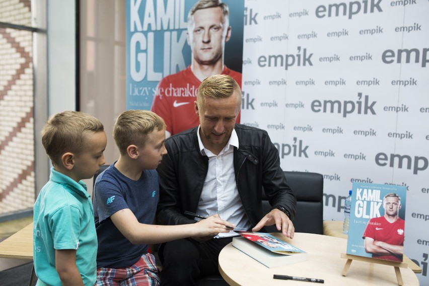 Kamil Glik podczas promocji swojej biografii w Empiku w...