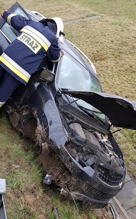 Wypadek na A1 pod Świerklanami: samochód wypadł z drogi....