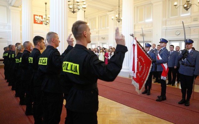 Żeby dostać się do policji należy przejść proces rekrutacji i spędzić pół roku w szkole policyjnej. Potem otrzymuje się przydział do konkretnej jednostki.