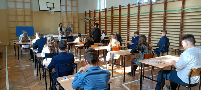 Egzamin ósmoklasisty 2022 w szkole podstawowej w Kurozwękach. Z językiem polskim mierzyło się 21 uczniów. Zobacz zdjęcia 