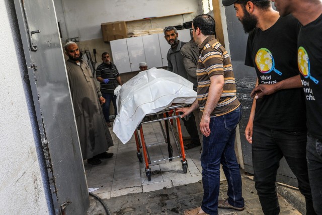 Ciała sześciu zabitych w Gazie pracowników organizacji humanitarnej  trafiły do Egiptu.