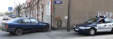 Samochód uderzył w dom przy ul. Piłsudskiego w Słupsku po policyjnym pościgu